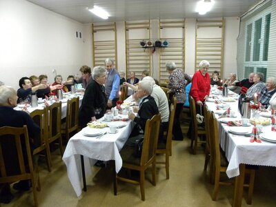 7 Uczestnicy przełamali się opłatkiem. 